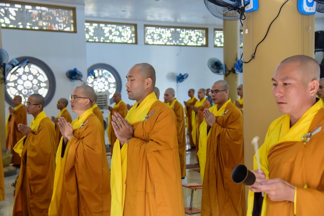 Pratimoksa commandment rite and precept listen at Hoang Phap pagoda
